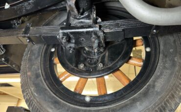 Plymouth-Model-u-1929-Pale-Yellow-Maroon-11