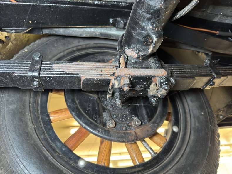 Plymouth-Model-u-1929-Pale-Yellow-Maroon-12