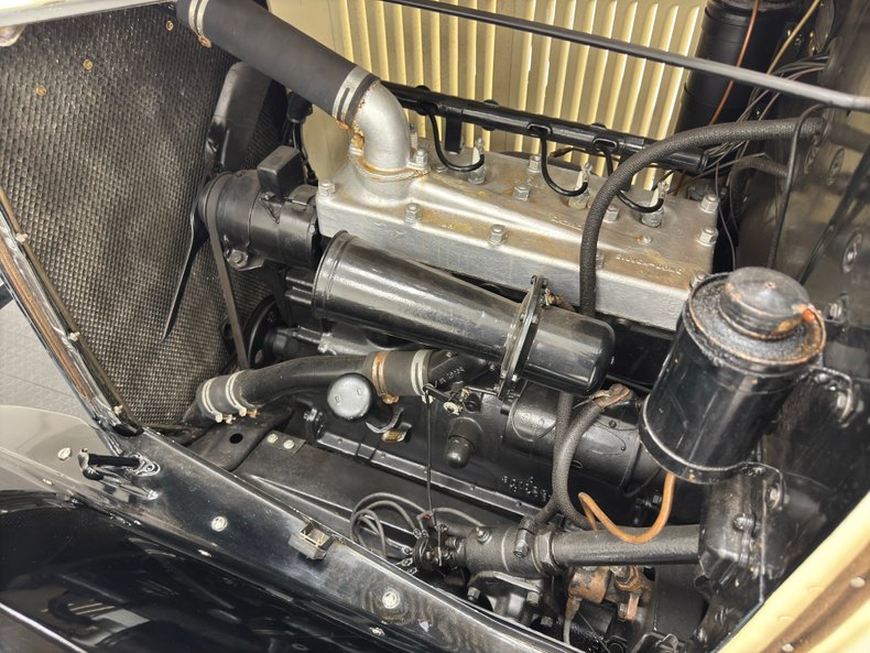 Plymouth-Model-u-1929-Pale-Yellow-Maroon-33