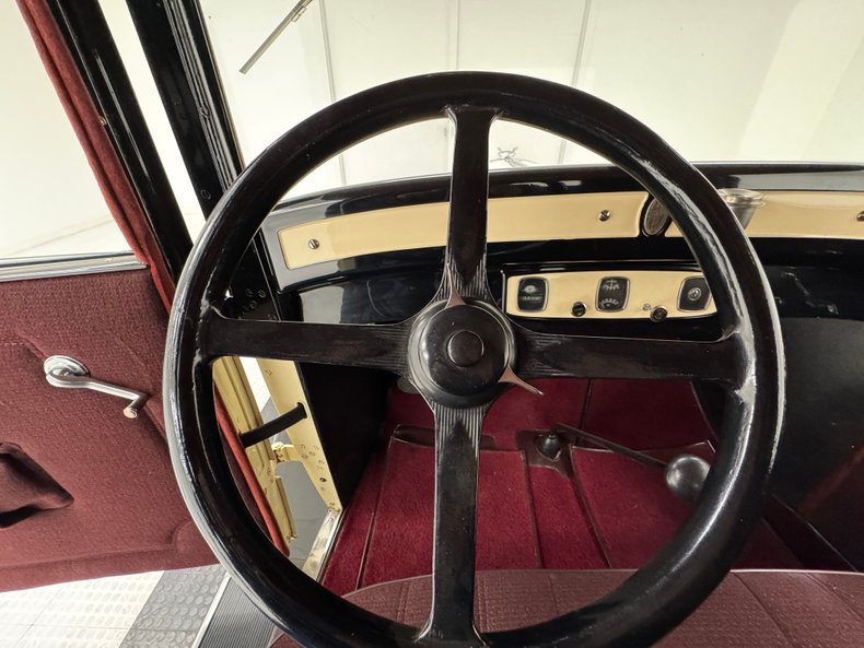 Plymouth-Model-u-1929-Pale-Yellow-Maroon-42