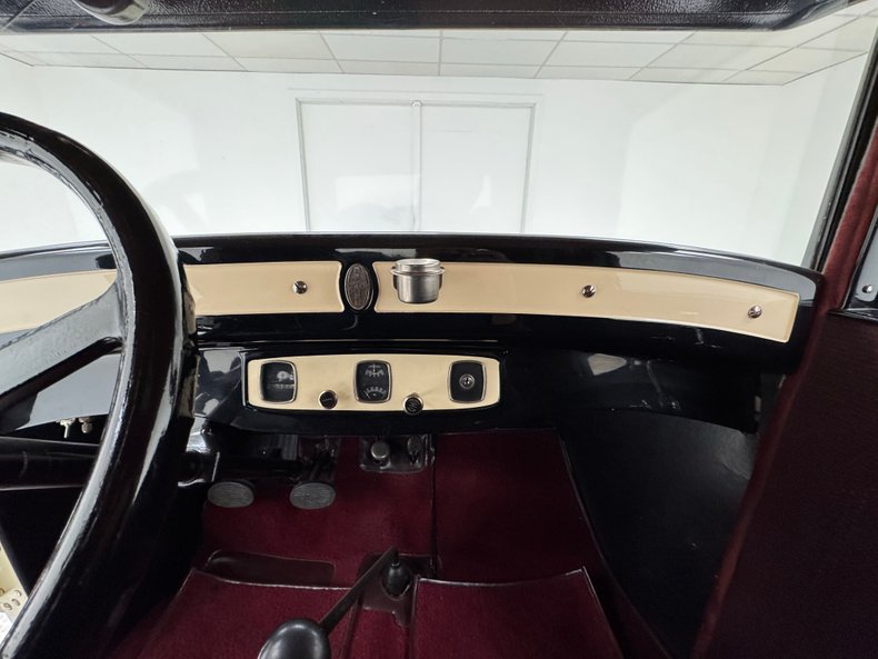 Plymouth-Model-u-1929-Pale-Yellow-Maroon-44