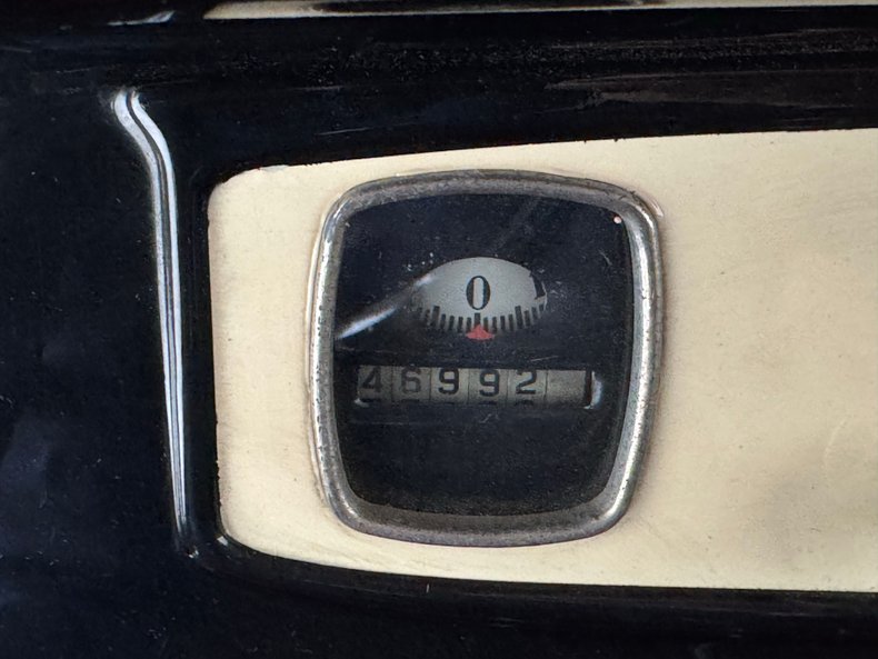 Plymouth-Model-u-1929-Pale-Yellow-Maroon-45