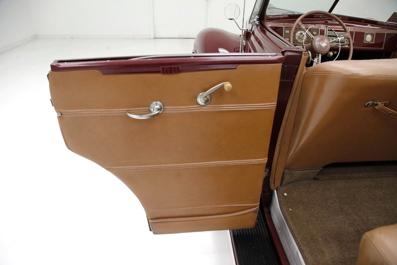 Plymouth-P8-1939-Maroon-Camel-42