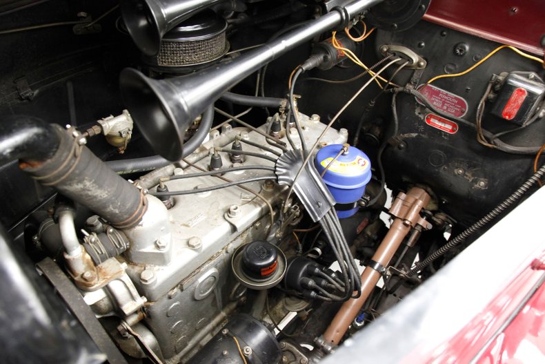 Plymouth-P8-1939-Maroon-Camel-9