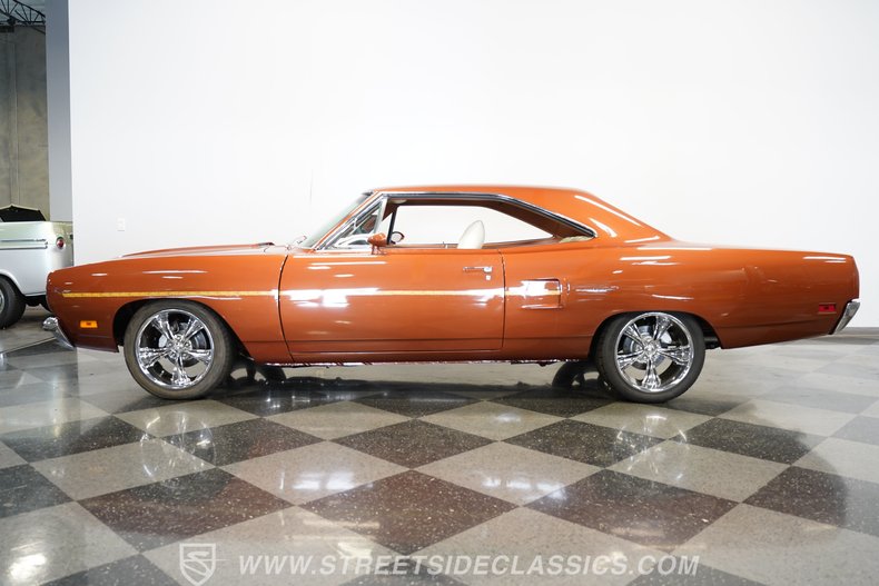 Plymouth-Road-runner-1970-Burnt-Orange-Metalli-White-1