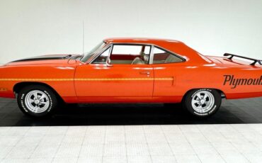 Plymouth-Road-runner-1970-TorRed-White-1