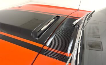 Plymouth-Road-runner-1970-TorRed-White-12