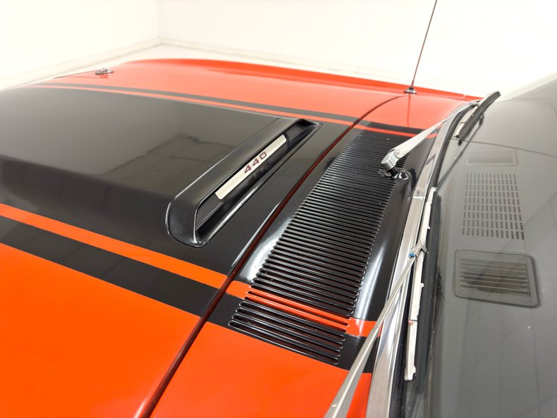 Plymouth-Road-runner-1970-TorRed-White-12