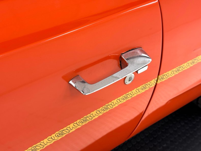 Plymouth-Road-runner-1970-TorRed-White-15