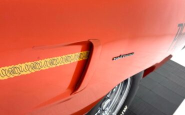 Plymouth-Road-runner-1970-TorRed-White-17