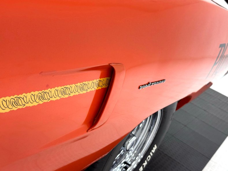 Plymouth-Road-runner-1970-TorRed-White-17