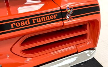 Plymouth-Road-runner-1970-TorRed-White-19