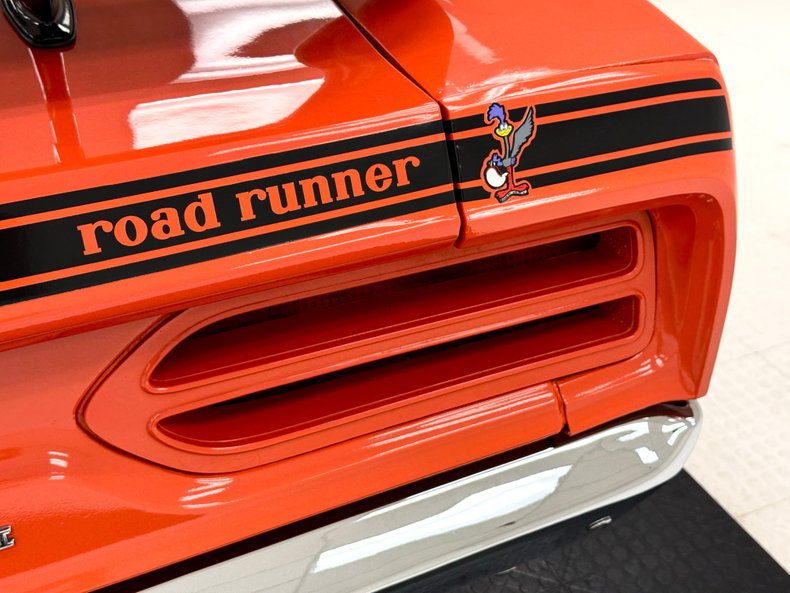 Plymouth-Road-runner-1970-TorRed-White-19