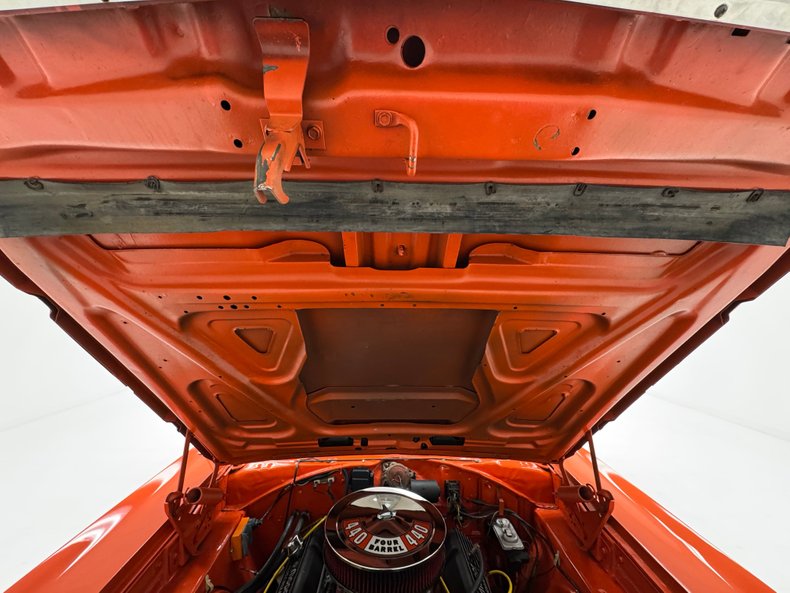 Plymouth-Road-runner-1970-TorRed-White-26