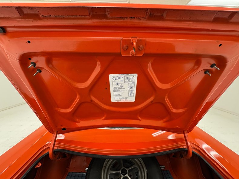 Plymouth-Road-runner-1970-TorRed-White-30