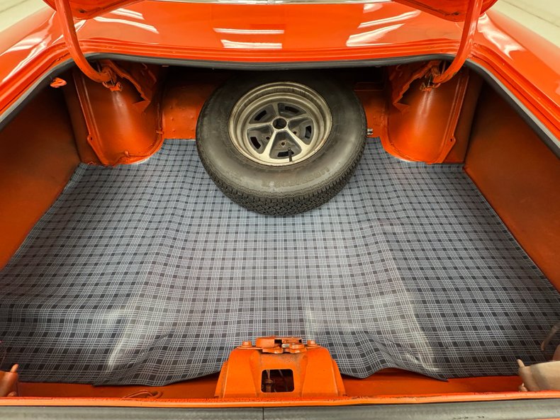 Plymouth-Road-runner-1970-TorRed-White-32