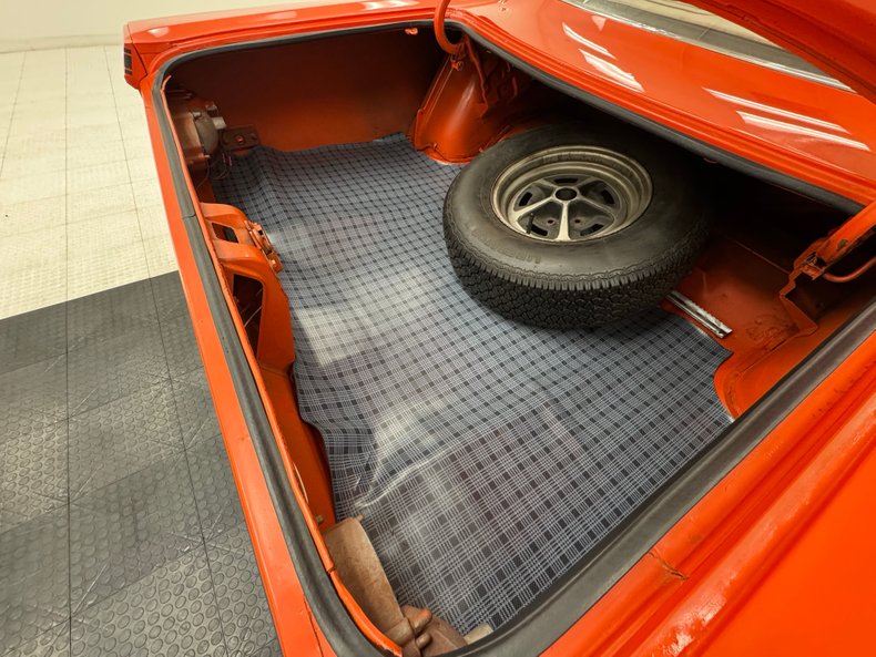 Plymouth-Road-runner-1970-TorRed-White-33