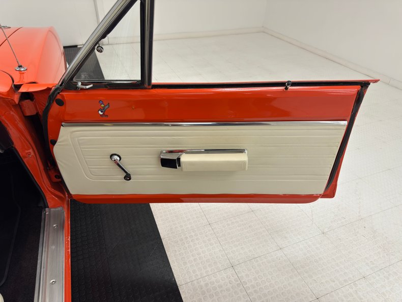 Plymouth-Road-runner-1970-TorRed-White-35