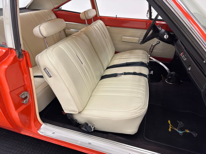 Plymouth-Road-runner-1970-TorRed-White-38