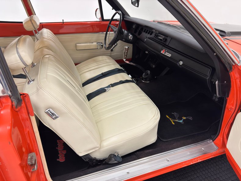 Plymouth-Road-runner-1970-TorRed-White-39