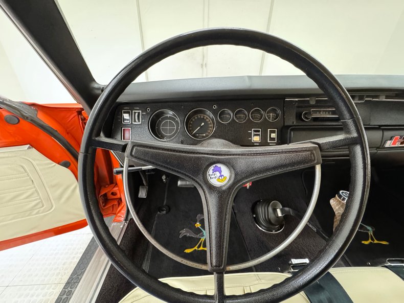 Plymouth-Road-runner-1970-TorRed-White-41