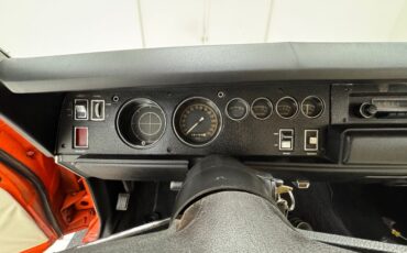 Plymouth-Road-runner-1970-TorRed-White-42