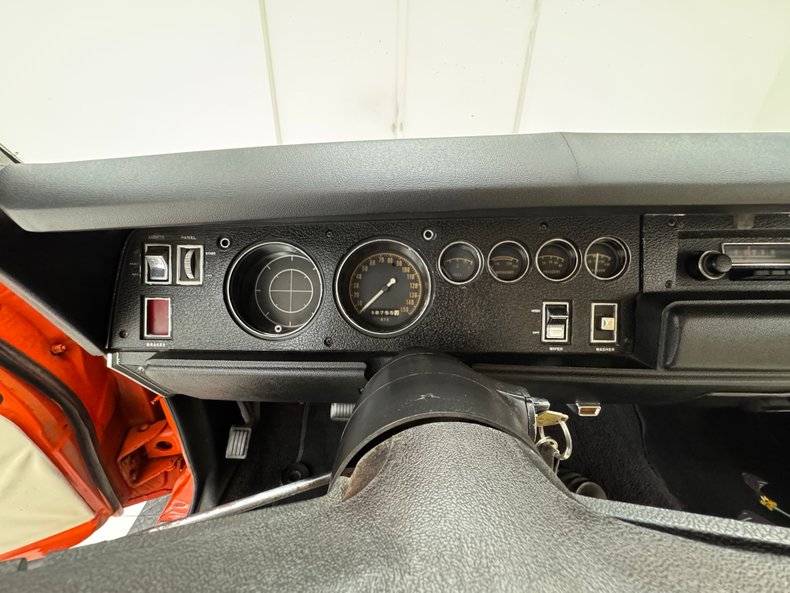 Plymouth-Road-runner-1970-TorRed-White-42