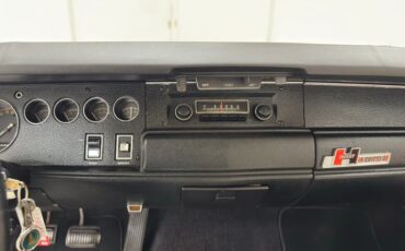 Plymouth-Road-runner-1970-TorRed-White-44