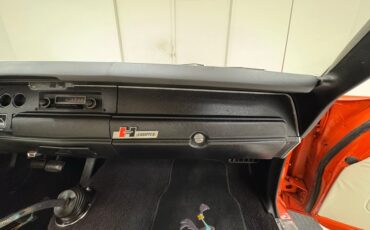 Plymouth-Road-runner-1970-TorRed-White-45