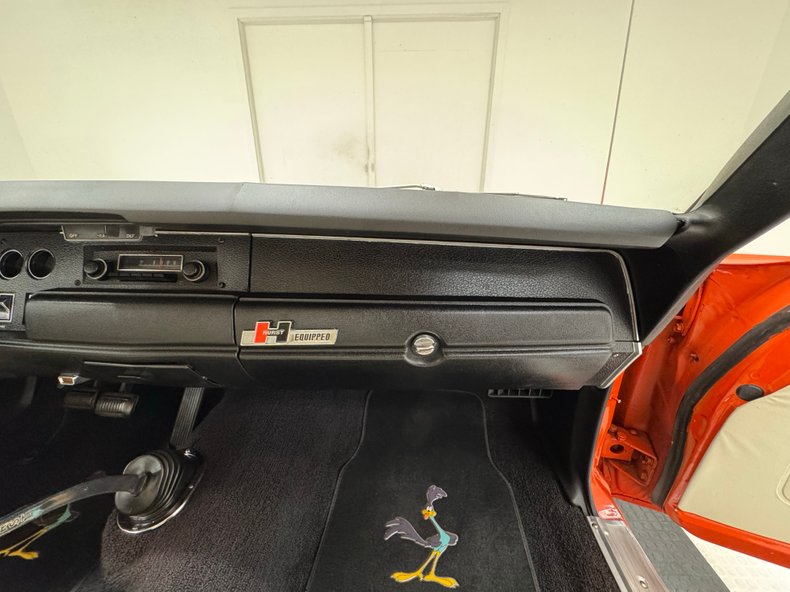 Plymouth-Road-runner-1970-TorRed-White-45