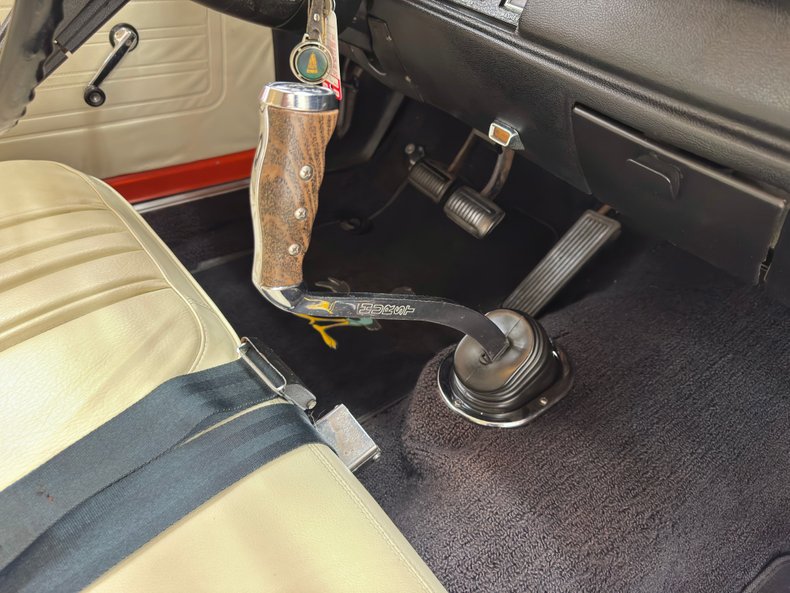 Plymouth-Road-runner-1970-TorRed-White-46