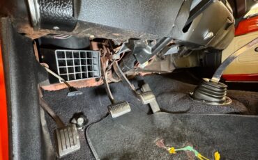 Plymouth-Road-runner-1970-TorRed-White-47