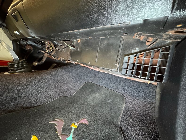 Plymouth-Road-runner-1970-TorRed-White-48