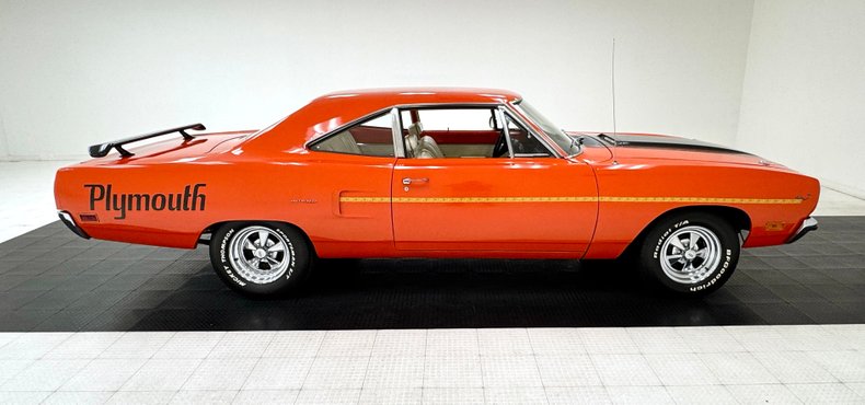 Plymouth-Road-runner-1970-TorRed-White-5