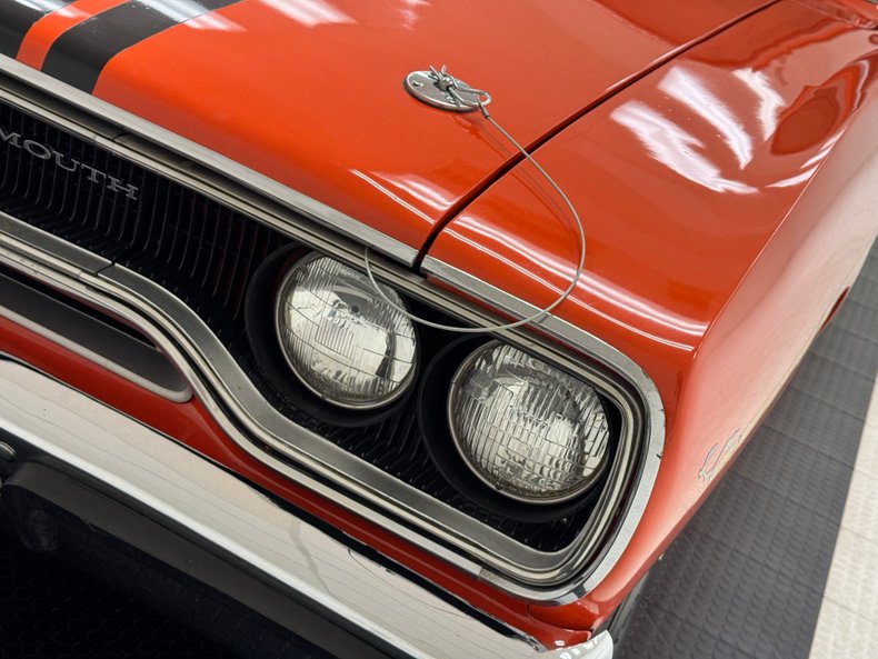 Plymouth-Road-runner-1970-TorRed-White-9