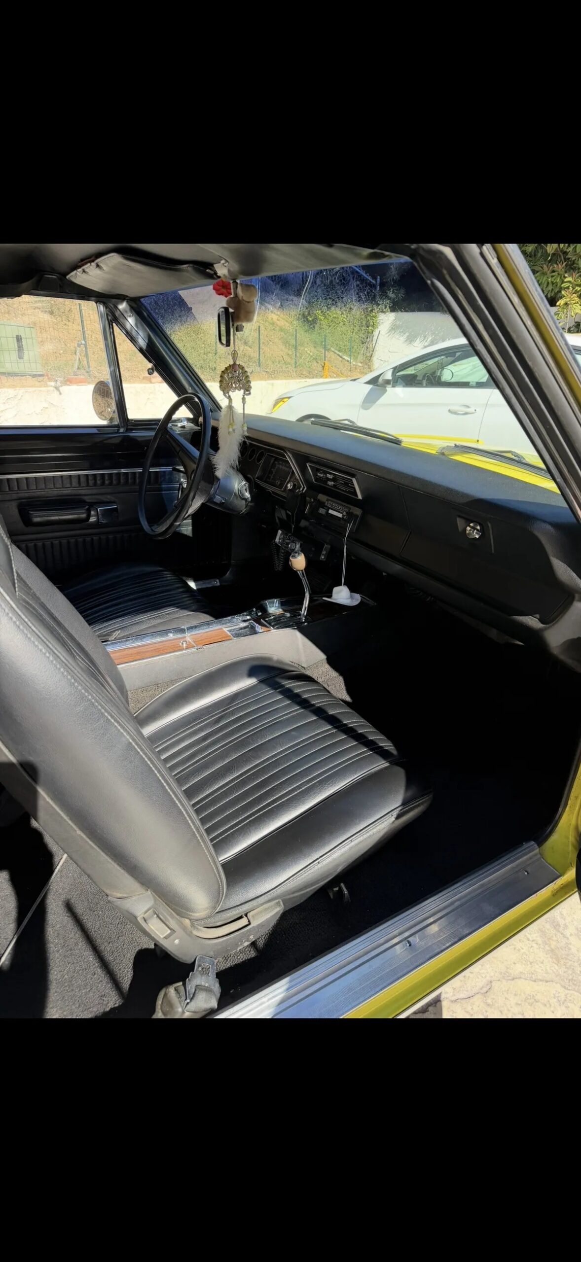 Plymouth-Scamp-1971-Canary-Yellow-Black-2