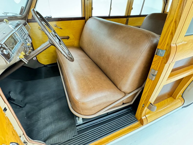 Plymouth-Special-deluxe-1947-Battalion-Beige-Saddle-25