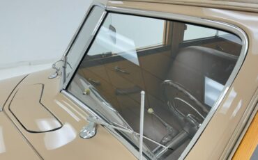 Plymouth-Special-deluxe-1947-Battalion-Beige-Saddle-3