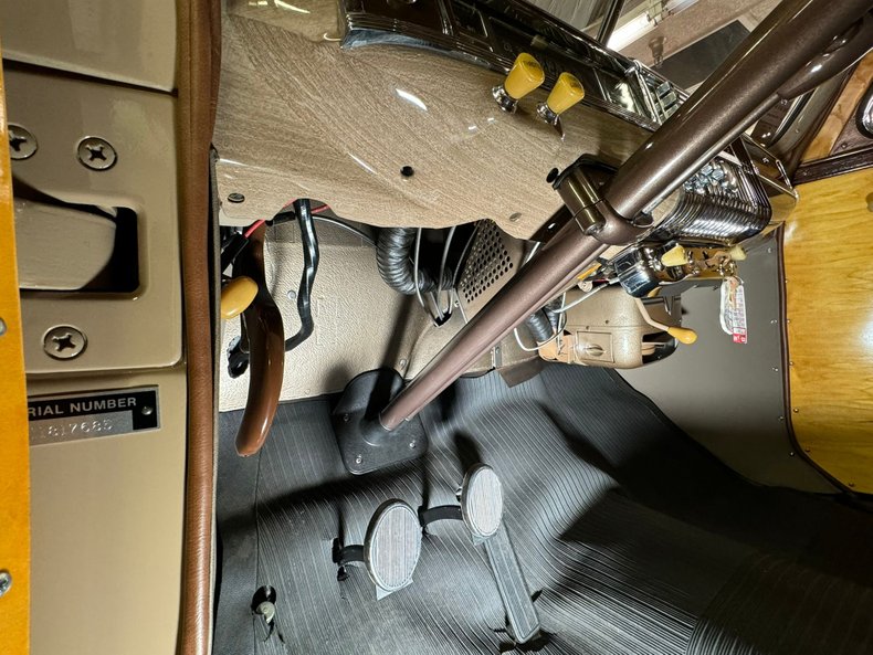 Plymouth-Special-deluxe-1947-Battalion-Beige-Saddle-35