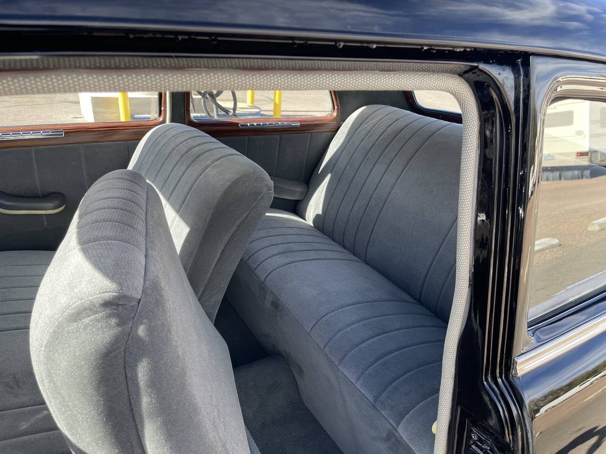 Plymouth-deluxe-special-1949-black-3