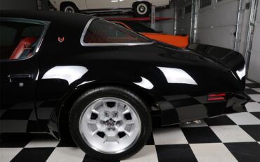 Pontiac-Firebird-1976-Starlight-Black-Red-3