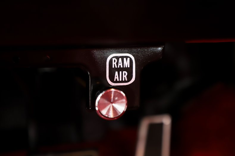 Pontiac-Gto-1970-Polar-White-Red-25