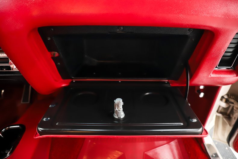 Pontiac-Gto-1970-Polar-White-Red-35