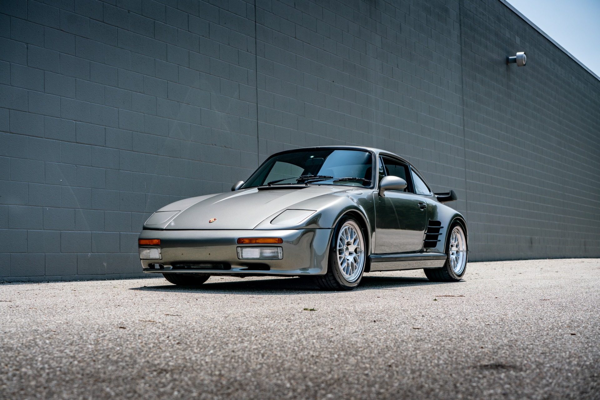Porsche-911-1983-Gray-Brown-1