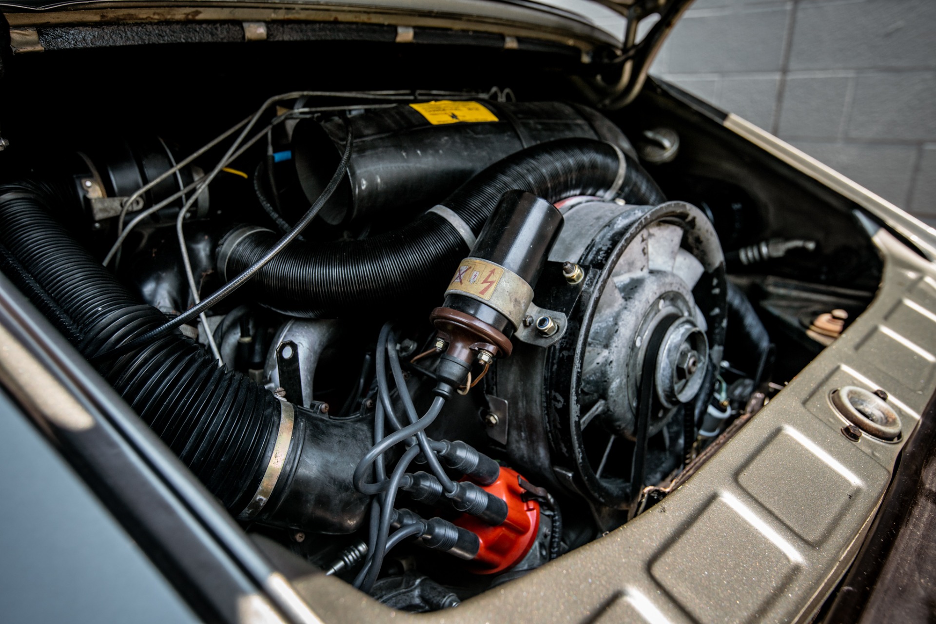 Porsche-911-1983-Gray-Brown-23