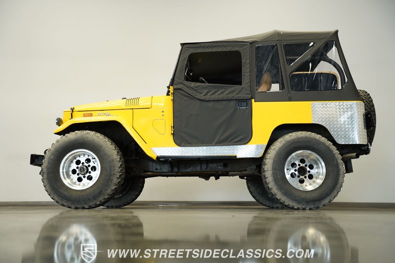 Toyota-Fj-cruiser-1970-Yellow-Tan-1