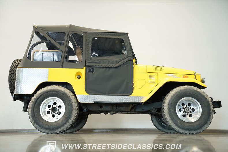 Toyota-Fj-cruiser-1970-Yellow-Tan-27