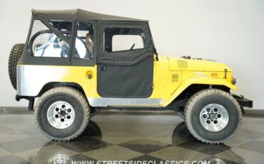 Toyota-Fj-cruiser-1970-Yellow-Tan-28