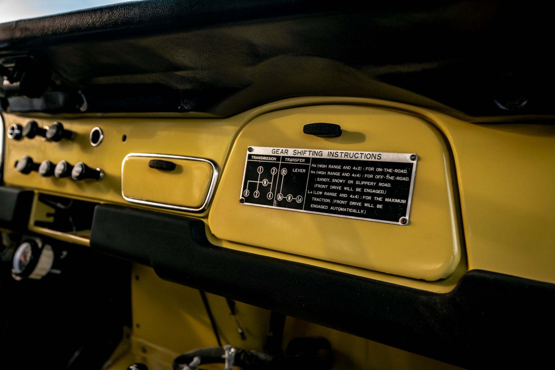 Toyota-Other-1974-BeigeTan-Black-3