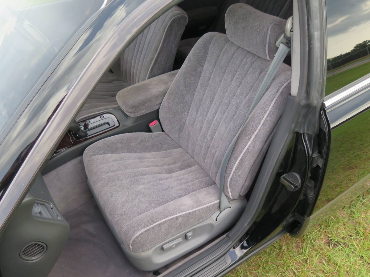 Toyota-crown-majesta-1992-black-1